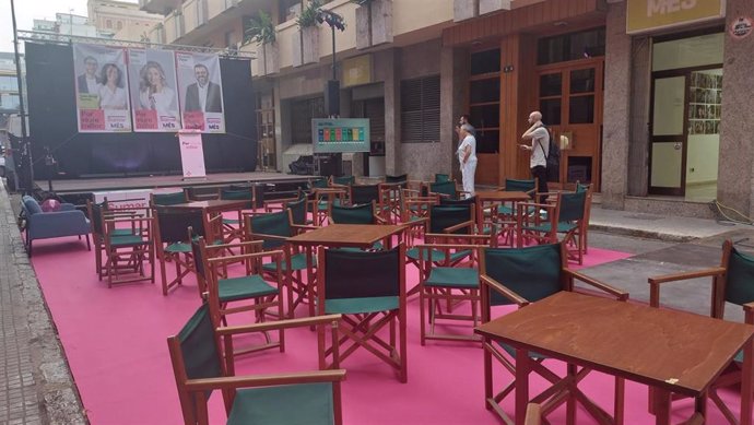 Escenario para el seguimiento de la jornada electoral frente a la sede MÉS per Mallorca.