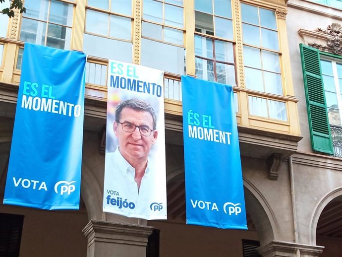 Lonas del PP en la sede de la formación en Palma.