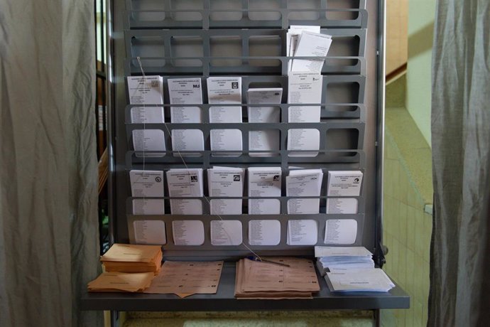 Cabina electoral durante las elecciones generales, en el Colegio Cristo Rey, a 23 de julio de 2023, en Madrid (España)