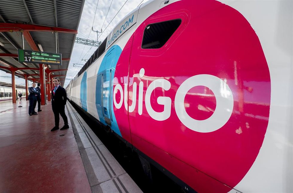 Archivo - El logo de Ouigo sobre un tren (archivo)