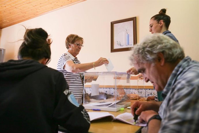 Una persona ejerce su derecho a voto durante las elecciones generales