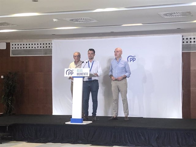 El president del PP de Barcelona, Manu Reyes, el secretari general del PP de Barcelona, José Tutusaus, i el president del grup municipal, Daniel Sirera