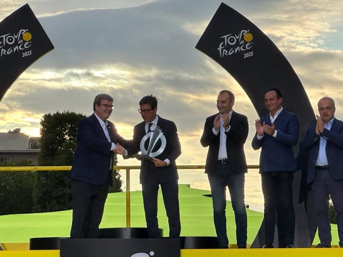 El alcalde de Bilbao, Juan Mari Aburto,cede el trofeo del Tour de Francia al regidor de Florencia, Dario Nardella.