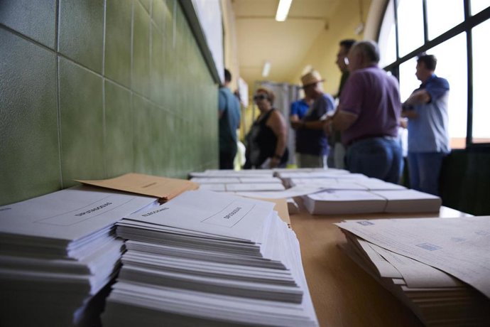 Detalle de la mesa con los sobres y los votos, a 23 de julio de 2023.