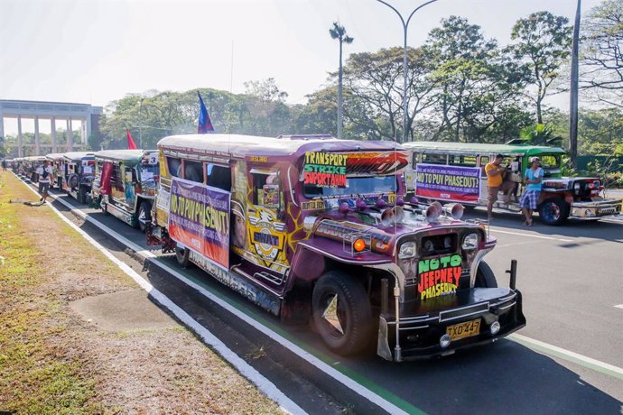 Archivo - QUEZON CITY, March 6, 2023  -- Jeepneys are seen during a nationwide transport strike against the proposed jeepney phaseout in Quezon City, the Philippines, March 6, 2023. Various public utility jeepney transport groups kicked off a week-long 