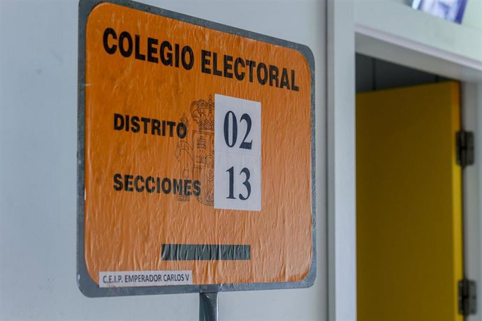 Un cartel indicativo en el CEIP Emperador Carlos V de Getafe que este año actúa como colegio electoral para las elecciones generales 23J, a 22 de julio de 2023, en Getafe, Madrid (España). Los españoles están llamados a las urnas mañana, 23 de julio, pa