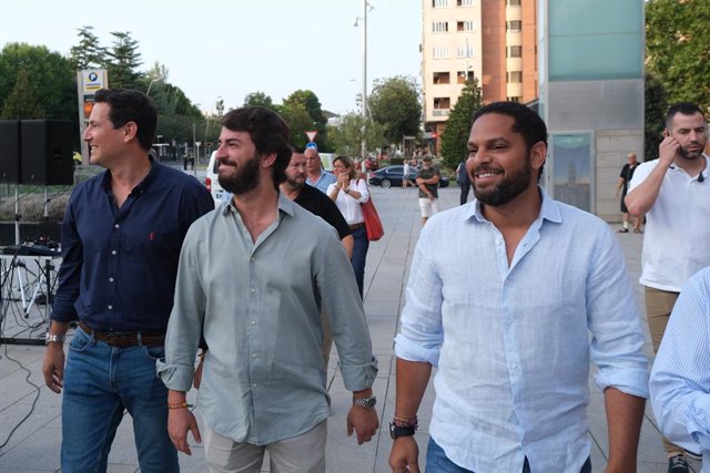 El secretari general de Vox, Ignacio Garriga (d), durant un míting de Vox