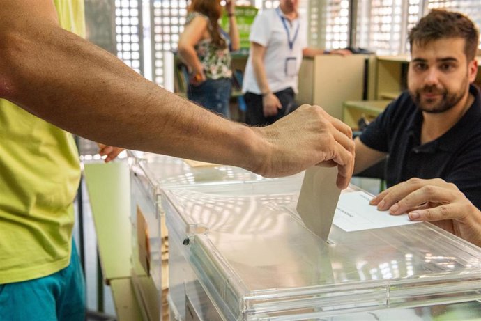 Un ciudadano vota en el CEIP Reina Sofía, Albacete (España).