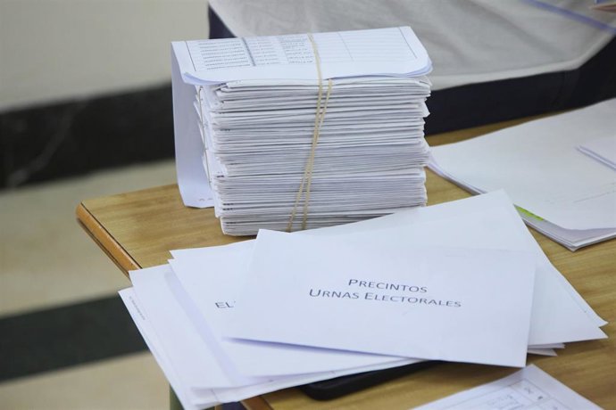 Detalle de los votos por correo, a 23 de julio de 2023, en Sevilla (España). Los españoles están llamados hoy, 23 de julio de 2023, para elegir a sus representantes para los próximos cuatro años. Están en juego 350 escaños en el Congreso y 208 en el Sen