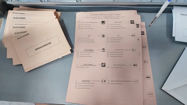 Elecciones generales 23 de julio. Colegio electoral en Oviedo. Urnas