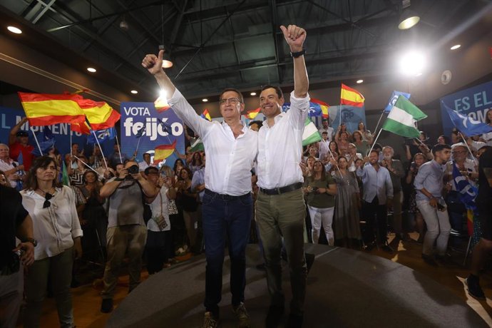 El líder del Partido Popular, Alberto Núñez Feijóo, (i) y el presidente de la Junta de Andalucía, Juanma Moreno (D) durante un acto de campaña electoral del Partido Popular, a 11 de julio de 2023, en Cádiz. (Foto de archivo).