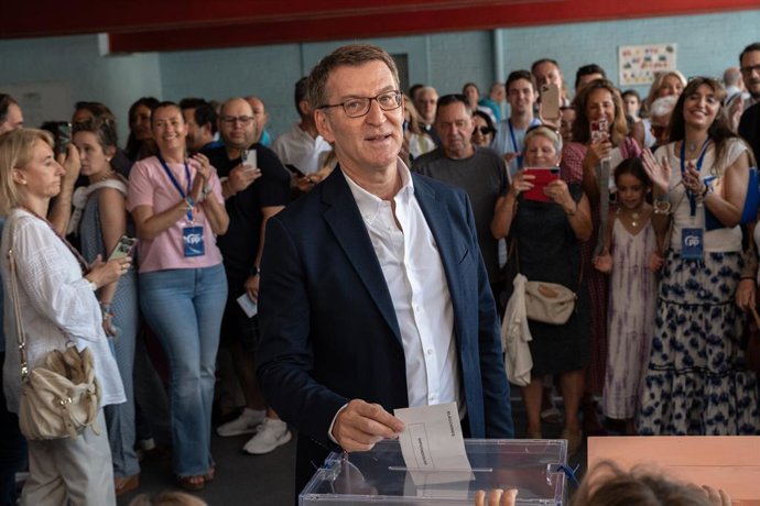 El candidat del PP a la Presidncia del Govern d'Espanya, Alberto Núñez Feijóo, exerceix el seu dret a vot per a les eleccions generals en el Collegi Ramiro de Maeztu, a 23 de juliol de 2023, a Madrid (Espanya). 