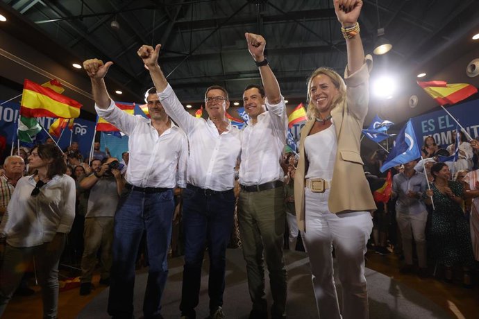 El líder del Partido Popular, Alberto Núñez Feijóo, (2i)  el presidente de la Junta de Andalucía, Juanma Moreno (2d) el alcalde de Cádiz, Bruno García (i) y la presidenta de la Diputación de Cádiz, Almudena Martínez (d)
