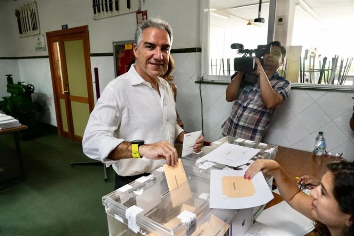 El coordinador general del PP nacional, Elías Bendodo, ejerce su derecho al voto en el colegio electoral, a 23 de julio de 2023 en Málaga (Andalucía, España). Hoy, 23J, se celebran en España las elecciones generales para el Congreso y el Senado.