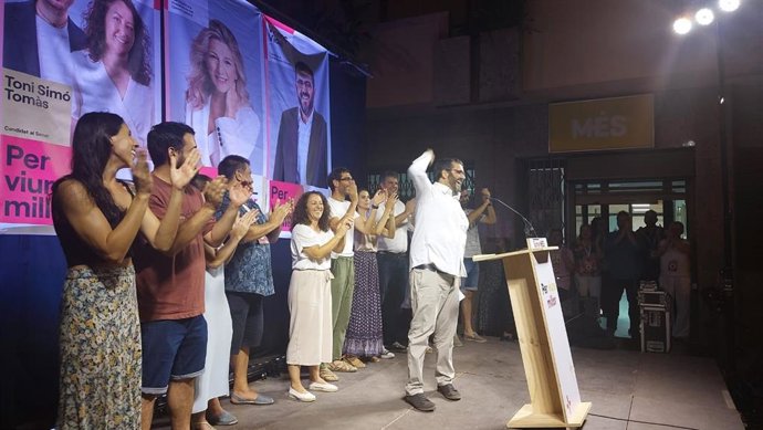 El diputado de Sumar MÉS, Vicen Vidal, celebra en el escenario frente a la sede MÉS per Mallorca los resultados electorales.