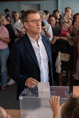 El candidato del PP a la Presidencia del Gobierno de España, Alberto Núñez Feijóo, ejerce su derecho a voto para las elecciones generales en el Colegio Ramiro de Maeztu, a 23 de julio de 2023, en Madrid (España). Los españoles están llamados hoy, 23 de 