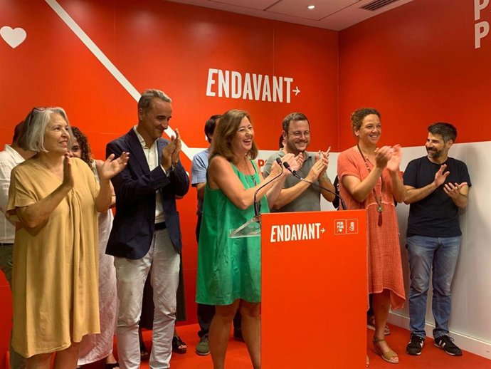 La candidata del PSIB al Congreso, Francina Armengol, junto con otros candidatos socialistas