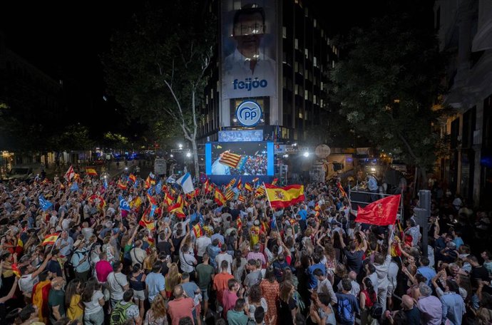 Ambiente durante el seguimiento de la jornada electoral de los comicios generales en la sede del PP en la calle Génova
