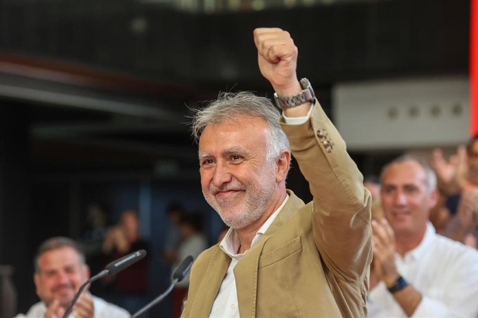 Archivo - El secretario general del PSOE Canarias, Ángel Víctor Torres, interviene durante un mitin de campaña del PSOE