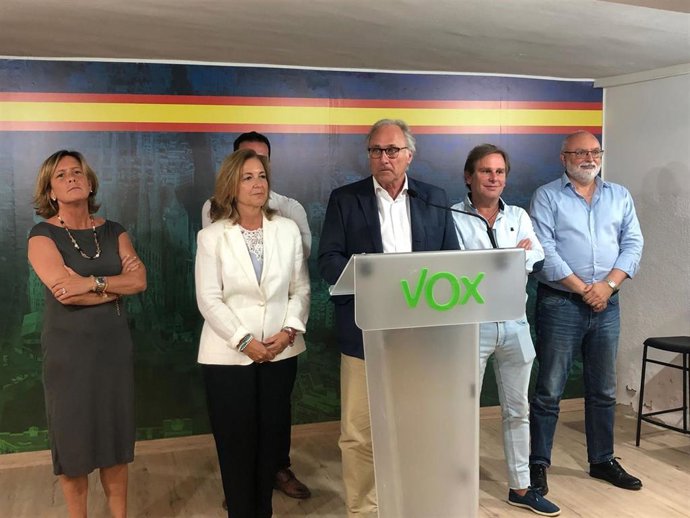 El candidato de Vox al Congreso por Barcelona, Juan José Aizcorbe, acompañado por miembros del partido