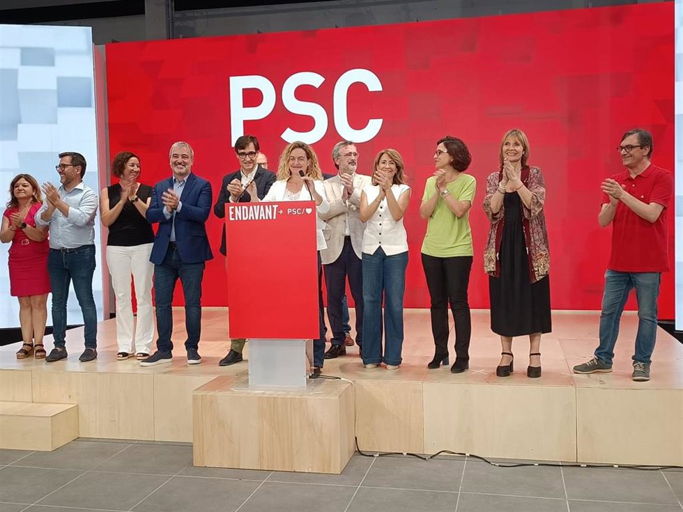 Batet en su comparecencia desde la sede electoral del PSC en Barcelona para valorar los resultados de la formación en las elecciones generales, junto a la ministra Raquel Sánchez, a primer secretario, Salvador Illa, al alcalde de Barcelona, Jaume Collbo