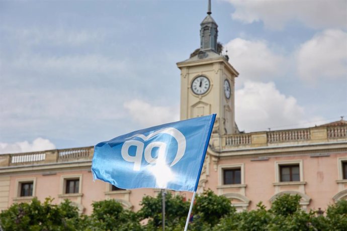 Archivo - Una bandera del Partido Popular en un acto de campaña en Alcalá de Henares