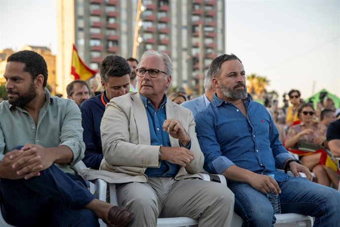 El líder de VOX, Santiago Abascal, junto a Joan Garriga y Juan José Aizcorbe
