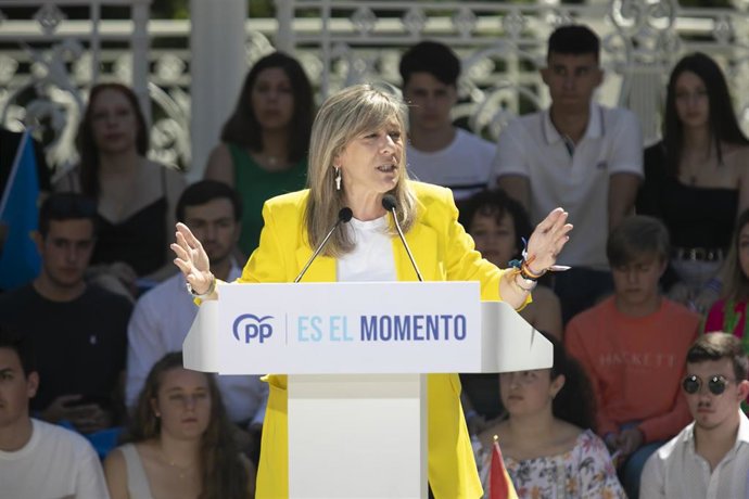 Imagen de archivo de la cabeza de lista al Congreso por Asturias, Esther Llamazares interviene durante un mitin electoral en Oviedo