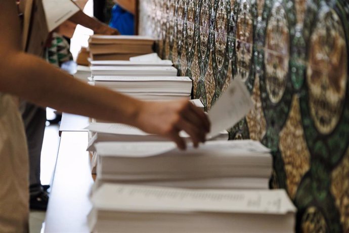 Una persona se prepara para ejercer su derecho a voto durante las elecciones generales, en el Colegio de Nuestra Señora del Buen Consejo, a 23 de julio de 2023, en Madrid (España). 