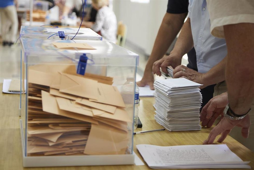 Una mesa electoral comienza a contabilizar los votos, a 23 de julio de 2023, en Sevilla (España). 