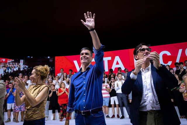 El presidente del Gobierno de España y secretario general del PSOE, Pedro Sánchez (c), interviene en un mitin electoral, en el Palacio de Congresos, a 16 de julio de 2023, en Barcelona, Catalunya (España).  