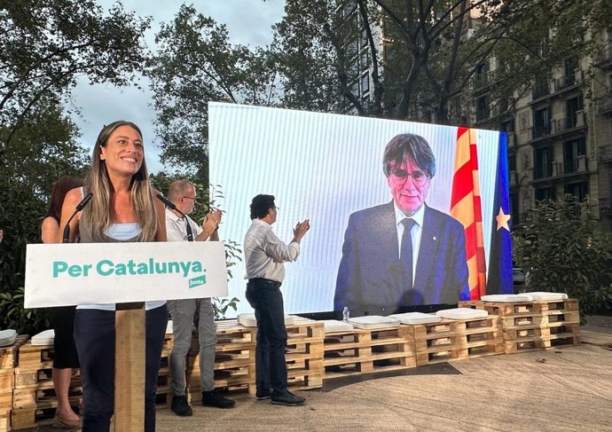 La candidata de Junts al Congreso por Barcelona, Míriam Nogueras, y el expte.Carles Puigdemont en el acto final de campaña