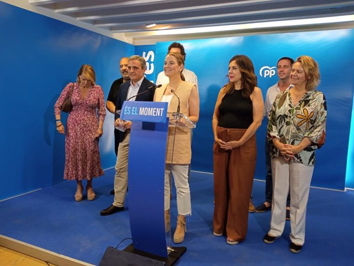 Prohens, junto a diputados y senadores electos en la sede del PP en la noche electoral del 23J.