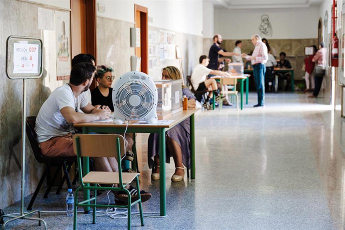 Mesa electoral durante las elecciones generales, en el Colegio de Nuestra Señora del Buen Consejo, a 23 de julio de 2023