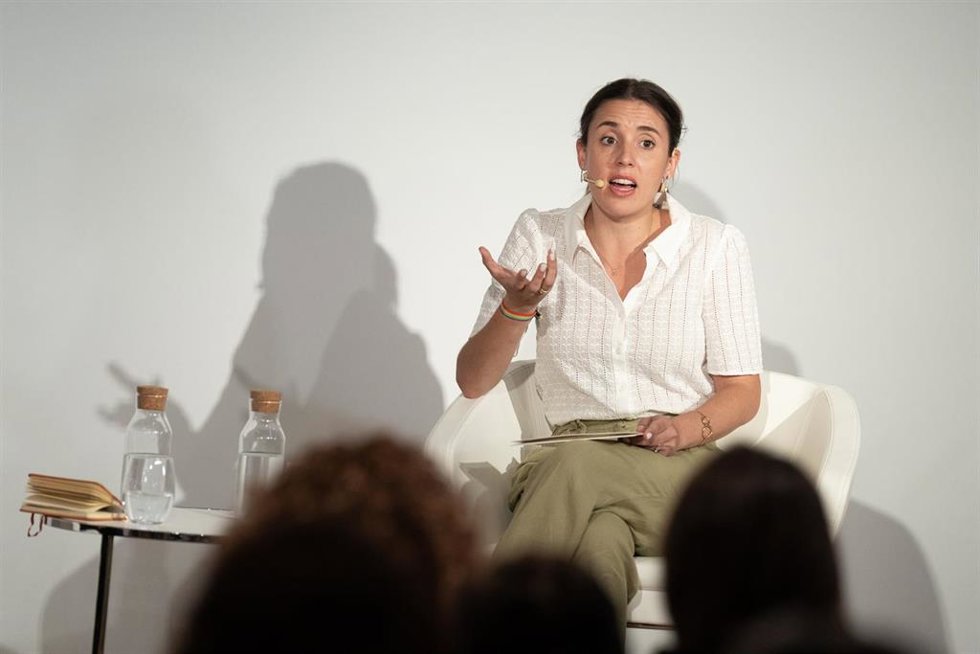 La ministra de Igualdad, Irene Montero, interviene durante el coloquio 'Defendamos los derechos feministas', en en la Sala Cotxeres del Palau Robert, a 14 de julio de 2023, en Barcelona, Cataluña (España).