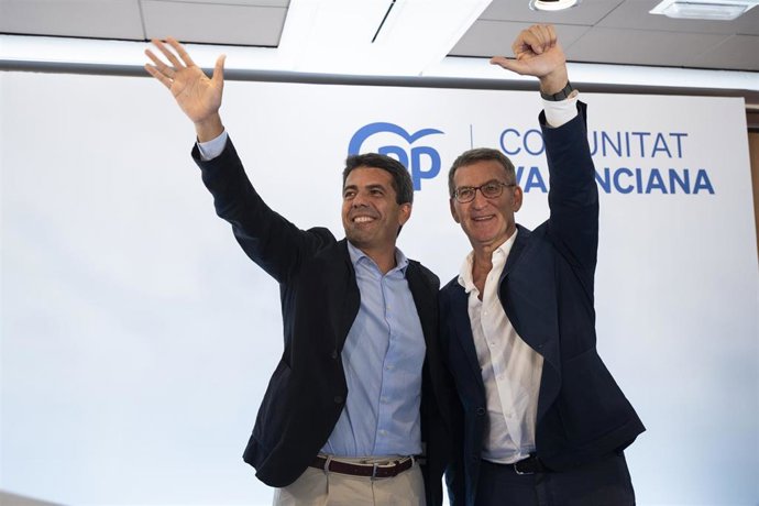 Archivo - El presidente del PP de la Comunitat Valenciana, Carlos Mazón (i), y el presidente del Partido Popular, Alberto Núñez Feijóo (d), en una imagen de archivo. 