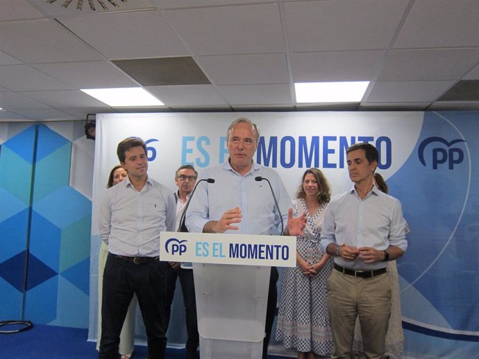 El presidente del PP Aragón, Jorge Azcón, con candidatos y otros miembros del partido valora los resultados del 23J.