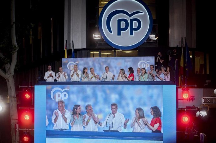 El candidato del PP a la Presidencia del Gobierno de España, Alberto Núñez Feijóo (c), durante el seguimiento de la jornada electoral de los comicios generales en la sede del PP en la calle Génova, a 23 de julio de 2023, en Madrid (España). Todos los es