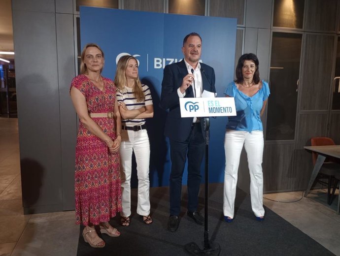 El presidente del PP vasco, Carlos Iturgaiz, con la candidata al Congreso por Bizkaia, Beatriz Álvarez Fanjul, la presidenta del PP de Bizkaia, Raquel González, y la secretaria general de los populares vascos, Laura Garrido.