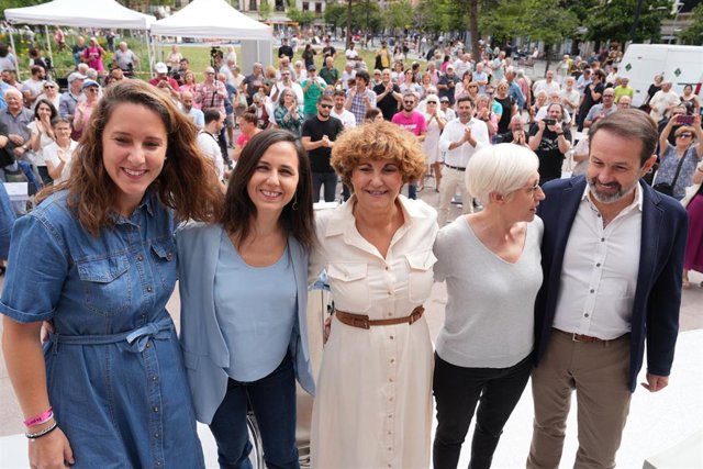 La ministra de Derechos Sociales y Agenda 2030, Ione Belarra (2i), participa junto a la cabeza de lista de Sumar al Congreso por Gipuzkoa, Pilar Garrido (c), en la plaza de Cataluña, a 20 de julio de 2023, en San Sebastián, Guipúzcoa, Euskadi (España). 