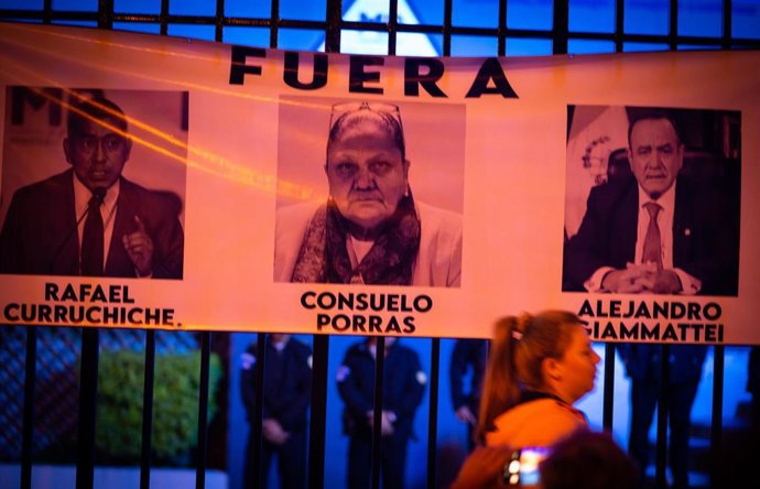 Manifestantes exigen la renuncia de la fiscal general de Guatemala, Consuelo Porras; el actual jefe de la Fiscalía Especial Contra la Impunidad (FECI), Rafael Curruchiche; y el actual presidente, Alejandro Giammattei