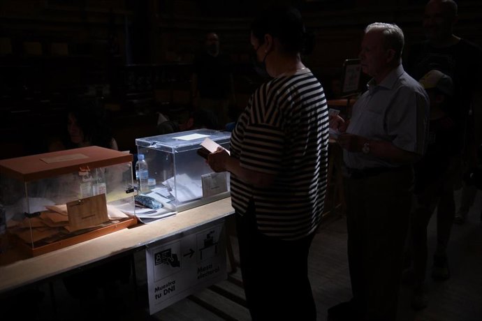 Una persona ejerce su derecho a voto durante las elecciones generales, en el Colegio de Nuestra Señora del Buen Consejo, a 23 de julio de 2023, en Madrid (España).