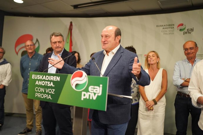 El presidente del EBB del PNV, Andoni Ortuzar, el cabeza de lista al Congreso por Bizkaia, Aitor Esteban, y otros candidatos y dirigentes jeltzales tras conocerse es escrutinio de votos de las elecciones generales