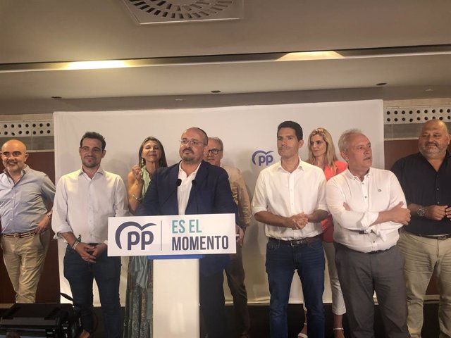 El president del PP de Catalunya, Alejandro Fernández, el candidat al Congrés per Barcelona, Nacho Martín Blanco, el president del PP de Barcelona, Manu Reyes, i altres dirigents del PP