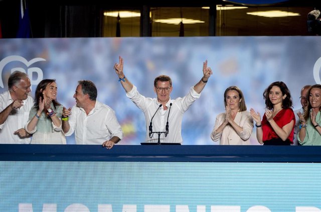 El candidato del PP a la Presidencia del Gobierno de España, Alberto Núñez Feijóo (c), durante el seguimiento de la jornada electoral de los comicios generales en la sede del PP en la calle Génova, a 23 de julio de 2023, en Madrid (España). Todos los espa