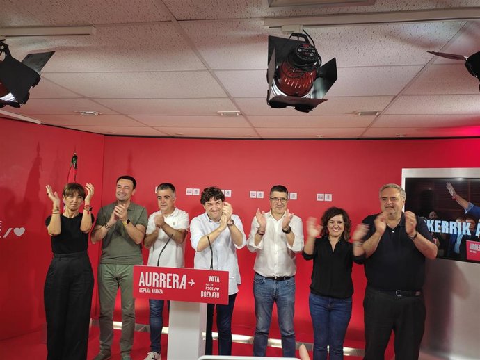 El secretario general del PSE-EE, Eneko Andueza, arropado por los diputados electos del PSE-EE