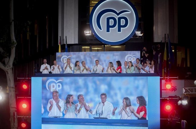 El candidato del PP a la Presidencia del Gobierno de España, Alberto Núñez Feijóo (c), durante el seguimiento de la jornada electoral de los comicios generales en la sede del PP en la calle Génova, a 23 de julio de 2023, en Madrid (España). Todos los espa