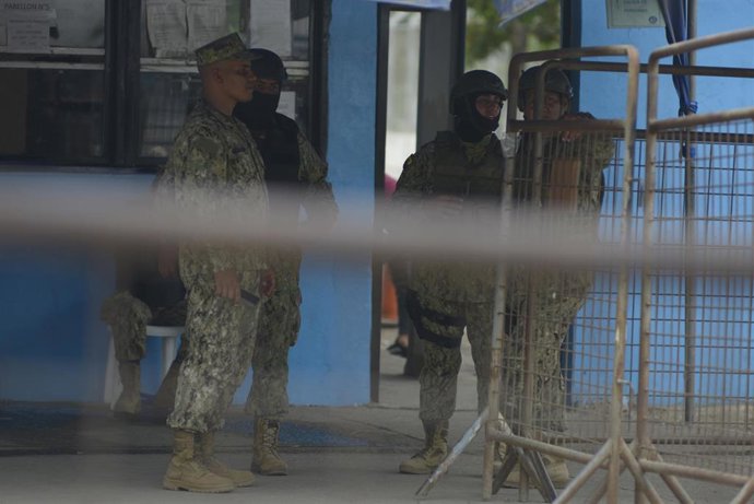 Archivo - Imagen de archivo de agentes de Policía en la Penitenciaría del Litoral luego de enfrentamientos ocurridos en la prisión de Guayaquil, Ecuador.