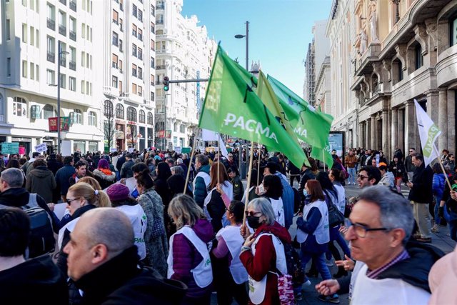 Archivo - Dos banderas del partido PACMA en una concentración bajo el lema ‘No a la caza’, en Madrid