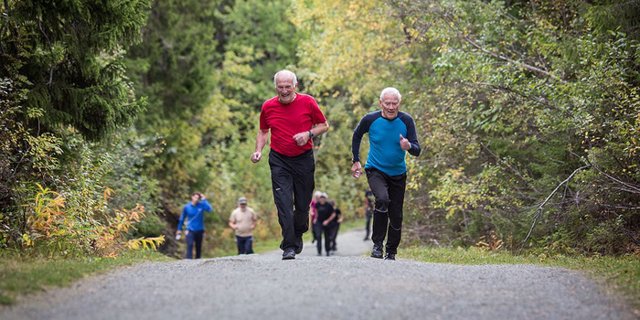 Archivo - Personas mayores corriendo
